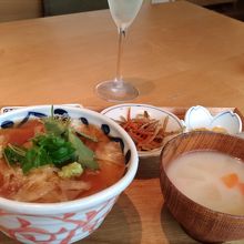 インスタ投稿でもらえるスパークリングワインと御膳