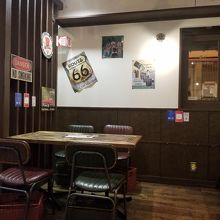 お店はアメリカンな雰囲気でした