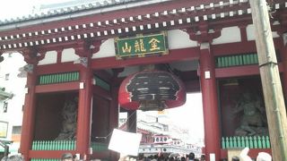 三社祭の前日は神輿行列が通れるよう提灯が畳まれてました