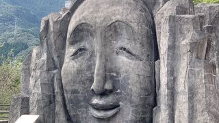 大きなモニュメントが目印