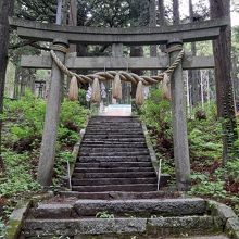 黒森神社は、うっそうと木々が茂る黒森山山中にあります。
