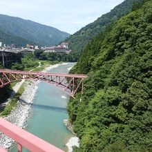 トロッコで新山彦橋を通過中