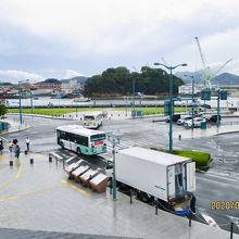 海峡を挟んで奥に向島