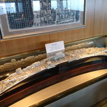 店内に素晴らしい象牙細工の展示があった