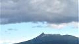 列車から見ることができる北海道南部の優美な山