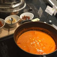 カレーは2種類、お腹いっぱいでパス