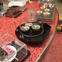 チョコがけのワッフルやお団子も、味はさておき