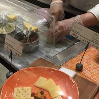 チーズの盛り合わせはちっと寂しい。作ってくれるサラダはぐっど