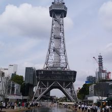 テレビ塔の下が水鏡になっています。