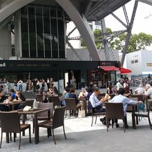 レストランには多くの人