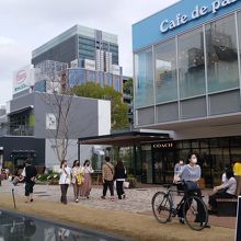 両側に店舗が出来ました