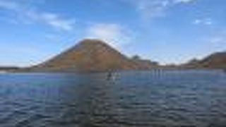 榛名湖を見下ろす美しい山です。