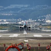 着陸する飛行機が間近で見られるスポット。