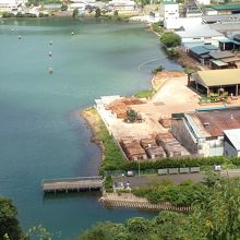 復元引揚桟橋が見えます