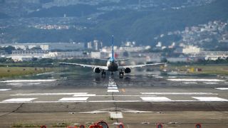 着陸する飛行機が間近で見られるスポット。