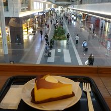 ターミナルで人の流れを見ながら朝食のケーキを食べてます。