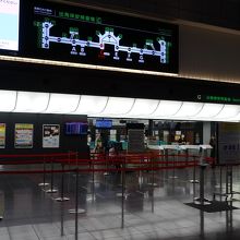 日曜の早朝の手続き場の様子