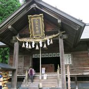 八海山に抱かれた神社