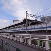 多摩川に駅がはみ出してま～す。