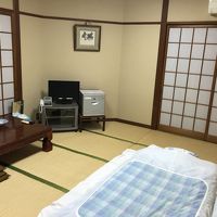 一人には広いお部屋。トイレ風呂は外なのは面倒