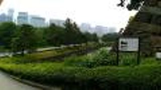 この坂から見える丸の内高層ビル群は絶景