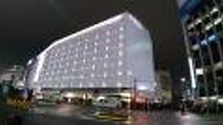 夜は華やかにライトアップ