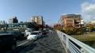 道路幅もかなり広くゆったりで、たいへん立派な橋