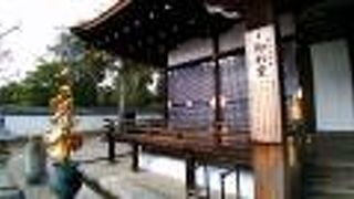 金色の植物のようなイミテーションがきれいでした