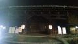 木でできた立派な重厚な黒色の建物