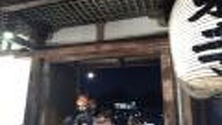 紅葉のライトアップされている絶景を目的に多くの人々