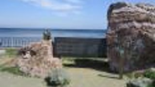 「日本最北端の地の碑」に程近い場所に建てられている全国に紹介された郷土の歌「宗谷岬」の音楽碑