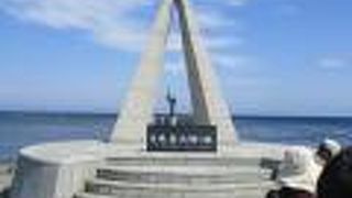 宗谷岬には、日本最北端の地の碑をはじめとする記念碑、祈念碑、慰霊碑などが点在しています。