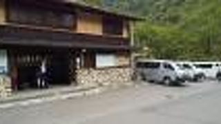 バス停の前にある