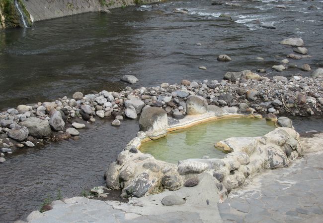 川のほとりにある無料の混浴風呂