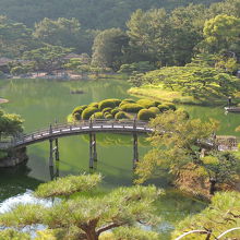 湖の中の岩のまとまりです