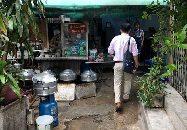 チャルンクルン通りにあるスープのおいしいPor　Krua　Thuen食堂