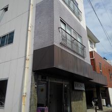 建物横に駐車場があります。