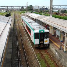 余目駅停車中の陸羽西線列車