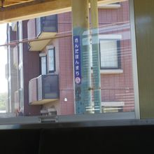 三田線の駅に停車中