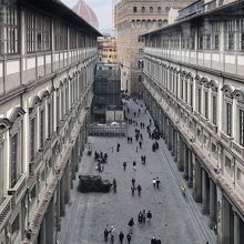 美術館の建物に囲まれたウフィツィ広場…