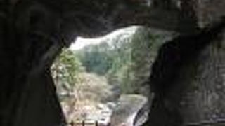 石のトンネル