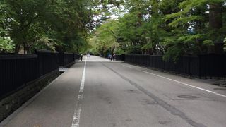 風情あり道幅の広い街並み