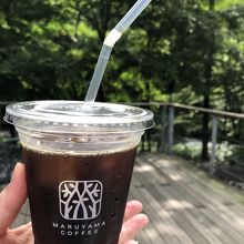 緑も多いテラスで、川のせせらぎも心地よい