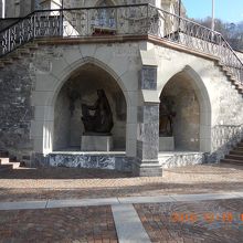 ファドゥーツ大聖堂の下には、マリアの像などが建っています！！