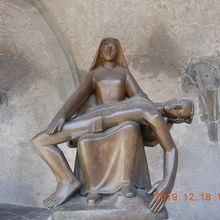 聖母マリアとキリストかな・・・