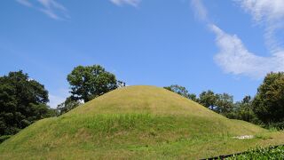 整備された丘のような墓