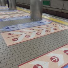 なんば駅ホームに貼られた整列乗車位置を示すシール