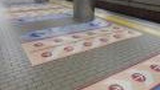 大阪メトロ御堂筋線ホーム、元のホーム面が見えなくなるほどの乗降場案内