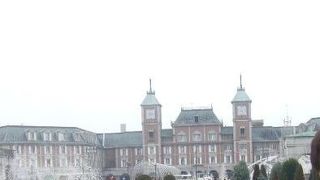 中世ヨーロッパ風の美しい建物や庭園のあるテーマパーク