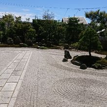 本堂から眺める石庭